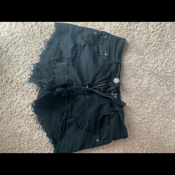 AMERICAN EAGLE BLACK RIPPED SHORTS - Picture 3 of 4